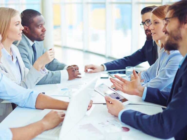 Int&eacute;rprete de idiomas trabajando junto a sus clientes durante una reuni&oacute;n