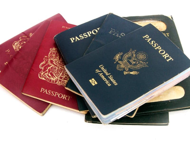 Pasaportes de varias nacionalidades