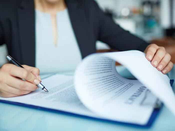 Dipl&ocirc;me universitaire &agrave; c&ocirc;t&eacute; de sa traduction asserment&eacute;e sign&eacute;e et tamponn&eacute;e