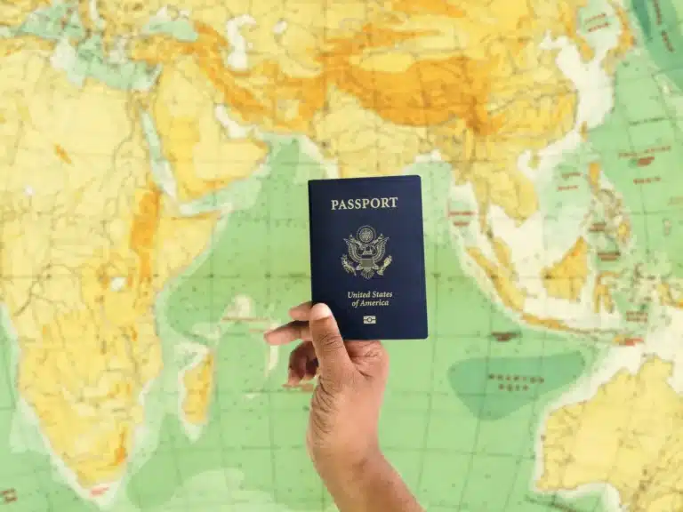 Pasaporte ucraniano y documentación preparada para solicitar la protección temporal en España